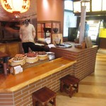 府城食府 - 入口付近では台南の名物料理の担仔麵も作られてました。
      