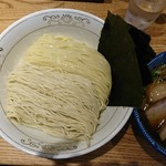 つけそば 神田 勝本 - ２種類の麺が綺麗に盛られています