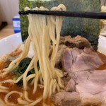 横浜ラーメン 北村家 - 【2018.10.24】酒井製麺の中太麺。