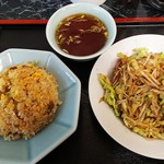 中華料理　龍栄 - 半チャーハンと野菜炒めを並べて