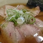 Shoukaku - 「吊るし焼 炭火 焼豚麺」(¥890-税込)の接写、美しーい！
