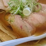 翔鶴 - 「吊るし焼 炭火 焼豚」(つるしやき すみび やきぶた)のピンク色が美味しさを物語っています。刻みねぎの緑色とのコントラストも素敵だな。