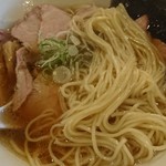 翔鶴 - 麺です。この麺なんだよなぁ、焼豚(焼豚)の旨油と少々のスモーク香が溶け込んだスープを良く絡んでくれます。