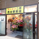 ラーメン二郎 - 6:50到着、すでに仕込み作業中