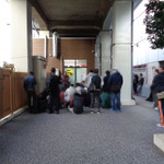 ラーメン二郎 - 店舗裏に並べるスペースあり