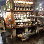 越後十日町小嶋屋 - 駅構内に酔っ払いを模した人形が転がっており、記念撮影できる場所があった