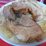 ラーメン二郎 - 豚も迫力満点！