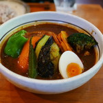 スープカレーのハンジロー - 骨付きチキンと彩り野菜のスープカレー