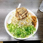 日本一馬鹿豚 - 濃厚馬鹿豚麺‼️
            脂➡️少な目・麺➡️中盛「100㌘」+絆盛「100㌘」・野菜➡️増し・ニンニク➡️増し・炙りチャーシュー➡️3️⃣枚・トッピング➡️ネギ＆ニンニク増し増し❗
            上から撮影‼️