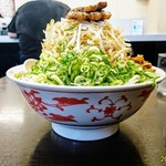 日本一馬鹿豚 - 濃厚馬鹿豚麺‼️
            脂➡️少な目・麺➡️中盛「100㌘」+絆盛「100㌘」・野菜➡️増し・ニンニク➡️増し・炙りチャーシュー➡️3️⃣枚・トッピング➡️ネギ＆ニンニク増し増し❗
            横側より撮影‼️