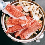 恵那峡山菜園 - 火をつける前のお鍋。サシの入ったお肉がどっさり。
