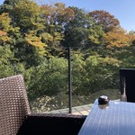 カールヴァーン ブルワリー＆レストラン  - 紅葉が始まった外で頂きました