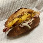 Pane Ho Maretta - 柿×パストラミ×スイートクリームチーズのサンド ¥350+税