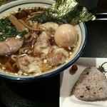 さんかく - わんたん麺(900円)＋燻製玉子(100円) ＆日替わりおむすび(ランチサービス)