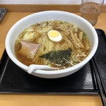 らーめんどんぐり - ワンタンめん、850円。