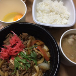 Yoshinoya - 牛すき鍋膳。豚汁は単品で注文