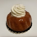 La Pâtisserie Cyril Lignac - こちらも大人気のスペシャリテ、バニラのクリームをたっぷり詰めたBABA AU RHUM CREME FOUETTEE5.5ユーロ