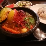 スープカレーと季節野菜ダイニング 彩 - 骨付きチキンの彩スープカレー