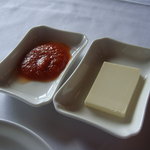 ルアン 神戸迎賓館 - 自家製トマトソース（左）