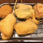 Kushikatsu Dengana - 左奥から アスパラ、ハムカツ、生ハムクリームコロッケ、うずら、あとは…？