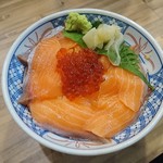 磯丸水産 - サーモンとイクラの親子丼（769円＋税）