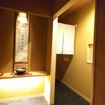 御料理 古川 - 店内、入り口入ってすぐ、奥に進むとカウンター