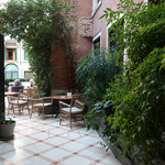 VENIXINO - ホテルからのアプローチ