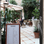 VENIXINO - 裏道にあるエントランス