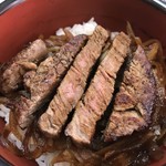 オゼキ分店吉田 - お肉はよく焼き、若干パサつき有り、濃いめ味付けの玉ねぎてご飯が進む、、！卓上のカラフルペッパーをフリフリするのがオススメ