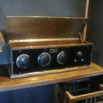 ルアン 神戸迎賓館 - 2階披露宴会場（元邸宅所有者の所持品、真空ラジオ）