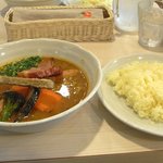 スープカレー　plus one - 厚切りベーコンとガーリックフランク、ライスは中