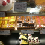 菓子工房 えとわぁる - ショーケースの様子です。