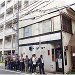 外観。そりゃ待つ。しゃーない。