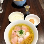 櫻井中華そば店 - 手前がチャーシューそば(塩)、奥が特製中華そば(醤油)