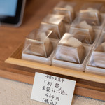 和三盆 恵菓 - 陳列棚（ちんれつだな）の"初霜（はつしも）"