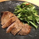 一碗水 - 生烤方肉(富山県氷見産放牧豚 塩と紅麹発酵豆腐で、菊菜とパクチーの干し貝柱と乳酸発酵唐辛子和え)