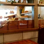 Bakery cafe delices - 店内。道路から近い方がベーカリーショップ。