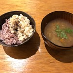 旬菜カフェ おてあて - ご飯(玄米＆黒米)・汁　玄米特有の香ばしさを感じられますし、黒米のモチモチ感もおいしかったです☆汁は薄めのお味噌(かな？)と野菜の甘みがしっかり効いていて非常に優しい味わい◎　2018/11/10