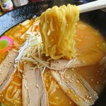 らーめん専家 羅妃焚 - 麺はこんな感じ