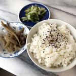 Shato Kuwana - 定食のごはん、きんぴらゴボウ、白菜の漬物