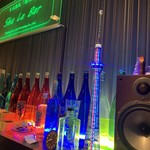 Shu Le Bar - ディスプレイが美しい店内カウンター