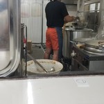 ラーメン荘 歴史を刻め - 美味しそうな油をゴシゴシ中。