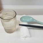 ラーメン荘 歴史を刻め - いつもの待ち姿勢。全てセルフです。