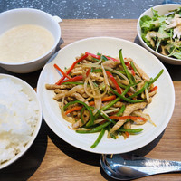 熱香森 - 日替わりランチ：メインは青椒肉絲、蒸し鶏のサラダに鶏ひき肉と大根のスープ