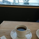 CAFE 水とコーヒー - 港を 眺めながら   コーヒーを いただきます 〜♪♪
            なんとも 円やかな 柔らかい味わいの コーヒーでした 