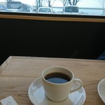 CAFE 水とコーヒー - 港を 眺めながら   コーヒーを いただきます 〜♪♪なんとも 円やかな 柔らかい味わいの コーヒーでした 