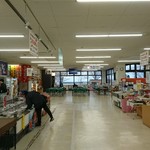 CAFE 水とコーヒー - 市場や 魚屋さん     お土産やさん    うどん屋     食堂   相撲館           一番   海に近い所に   小さなお洒落な コーヒーや が ありました