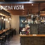 BUENA VISTA TOKYO - 階段を上がるとそこは、木材と鉄という異素材の組み合わせが。落ち着いた雰囲気でゆっくりとお過ごしください。室内で使用している木材は、全て徳島県三好市から材木を運んでいます。ちなみに栗の木が一本ぶら下がっています。