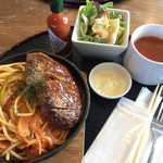 Kojima Kafe - 「ナポリタンハンバーグ」・トマトスープ・サウザンアイランドドレッシングのサラダとトマト尽くし