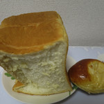 アミール - （左から）しあわせ食パン、とろ〜りクリームパン